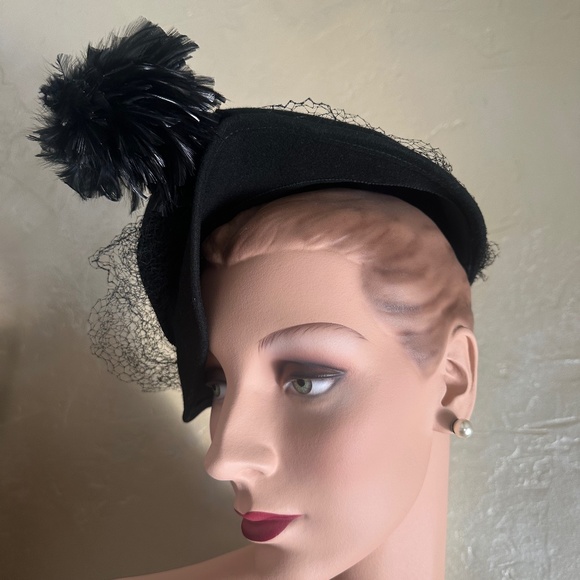 UNIQUE 1940s BLACK FELT HAT WITH BLACK FEATHER  TRIM main image 13